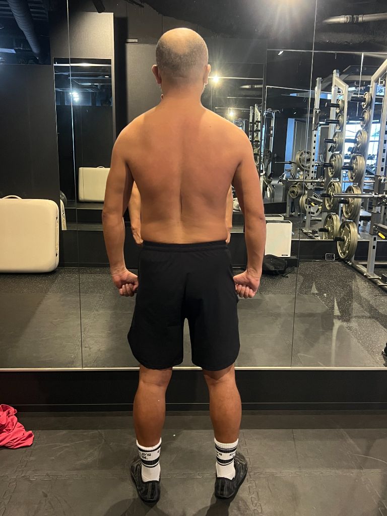 40代会社員 ビフォー 背面